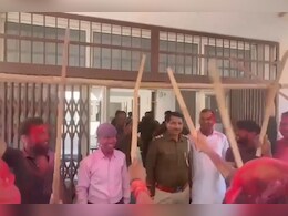 Rajasthan: थाने में लट्ठ लेकर पहुंचे सैकड़ों लोग, थानेदार को लठ दिखाने का VIDEO हुआ वायरल
