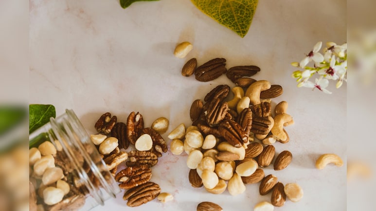 काम करते समय बार-बार लगती है भूख? ये 5 हेल्दी स्नैक्स हमेशा अपने पास रखें