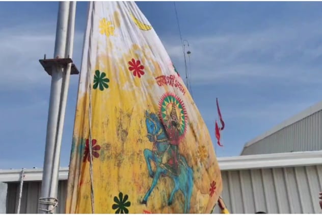 खाटू श्याम मंदिर के शिखर पर पूरे साल लहराएगा सूरजगढ़ से लाकर चढ़ाया गया निशान. खाटू श्याम मंदिर के शिखर पर पूरे साल लहराएगा सूरजगढ़ से लाकर चढ़ाया गया निशान.