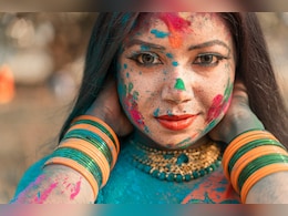 क्या चेहरे पर मेकअप लगाकर होली खेलना स्किन के लिए सेफ है? यहां पढ़ लें फायदे-नुकसान क्या चेहरे पर मेकअप लगाकर होली खेलना स्किन के लिए सेफ है? यहां पढ़ लें फायदे-नुकसान