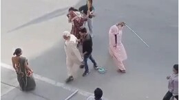 Rajasthan: पति के जीवन में सौतन को बर्दाश्त नहीं कर पाई पत्नी, बस स्टैंड पर हर दिया हमला, जमकर चले लाठी डंडे