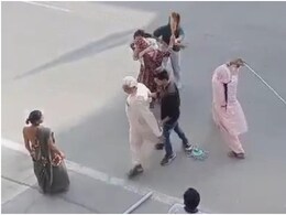 Rajasthan: पति के जीवन में सौतन को बर्दाश्त नहीं कर पाई पत्नी, बस स्टैंड पर हर दिया हमला, जमकर चले लाठी डंडे