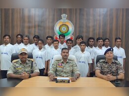 नक्सलियों को एक और झटका, दंतेवाड़ा में 15 खूंखार माओवादियों ने डाले हथियार