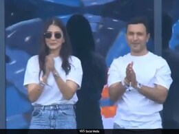 ट्रेविस हेड के आउट होने पर विराट कोहली से ज्यादा अनुष्का शर्मा हुईं खुश, स्टेडियम से एक्ट्रेस की तस्वीर हुई वायरल ट्रेविस हेड के आउट होने पर विराट कोहली से ज्यादा अनुष्का शर्मा हुईं खुश, स्टेडियम से एक्ट्रेस की तस्वीर हुई वायरल