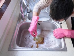 किचन सिंक बार-बार हो जाता है ब्लॉक? इन 4 चीजों से बिना हाथ लगाए साफ हो जाएगा कचरा, बदबू से भी मिलेगा छुटकारा किचन सिंक बार-बार हो जाता है ब्लॉक? इन 4 चीजों से बिना हाथ लगाए साफ हो जाएगा कचरा, बदबू से भी मिलेगा छुटकारा