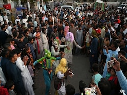 How Holi And Ramadan Unites This Pakistani Desert Town Every Year How Holi And Ramadan Unites This Pakistani Desert Town Every Year