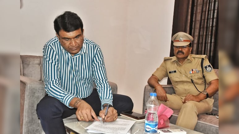 मऊगंज में हिंसा के बाद नए अफसरों ने संभाली कमान, पीड़ित परिवार से मिले कलेक्टर और SP