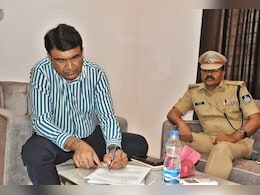 मऊगंज में हिंसा के बाद नए अफसरों ने संभाली कमान, पीड़ित परिवार से मिले कलेक्टर और SP मऊगंज में हिंसा के बाद नए अफसरों ने संभाली कमान, पीड़ित परिवार से मिले कलेक्टर और SP