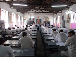 यहां की सेंट्रल जेल में पहली से M.A. तक की पढ़ाई कर रहे कैदी, अफसर बोले- शिक्षा के जरिए जिंदगी बदलने का प्रयास यहां की सेंट्रल जेल में पहली से M.A. तक की पढ़ाई कर रहे कैदी, अफसर बोले- शिक्षा के जरिए जिंदगी बदलने का प्रयास