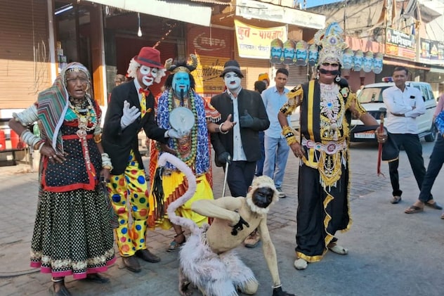 शोभा यात्रा में शामिल प्रतियोगी