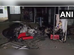 झारखंड के गिरिडीह में दो समूहों के बीच झड़प में कई लोग घायल, दुकानें जलाई गईं झारखंड के गिरिडीह में दो समूहों के बीच झड़प में कई लोग घायल, दुकानें जलाई गईं