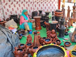 भरतपुर: गोला देवी टेराकोटा से गमला, फ्लोवर स्टैंड बनाकर कमा रही हजारों रुपये, 11 महिलाओं को दे रखा है काम; देश के विभिन्न क्षेत्रों में मांग