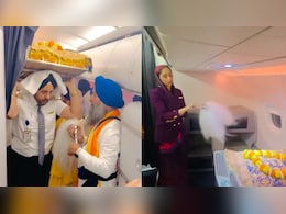 दिल्ली से हांगकांग: एयर इंडिया की बिजनेस क्लास में ले जाया गया गुरु ग्रंथ साहिब जी का पवित्र स्वरूप, श्रद्धा से झुके सिर दिल्ली से हांगकांग: एयर इंडिया की बिजनेस क्लास में ले जाया गया गुरु ग्रंथ साहिब जी का पवित्र स्वरूप, श्रद्धा से झुके सिर