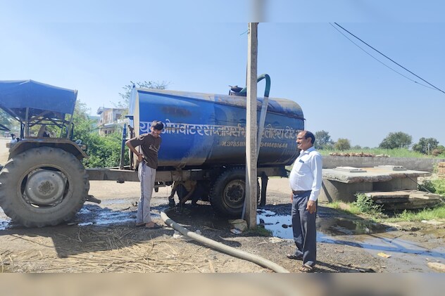 हालात यह हैं कि लोग 500 रुपए का टैंकर मंगवाकर प्यास बुझा रहे हैं हालात यह हैं कि लोग 500 रुपए का टैंकर मंगवाकर प्यास बुझा रहे हैं