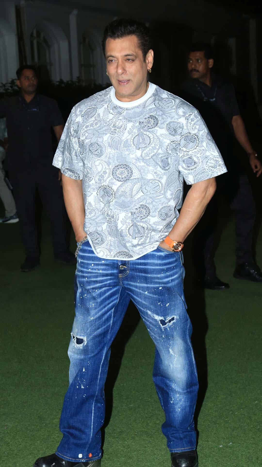 <i>Sikandar</i> Ka Swag: Salman Khan Poses With A Paparazzo