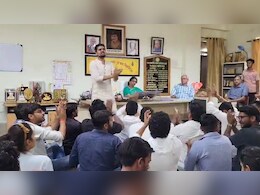 प्रोफेसर पर छात्राओं को प्रताड़ित और रात में मैसेज करने का आरोप, राजा मानसिंह तोमर संगीत यूनिवर्सिटी में छात्रों का हंगामा