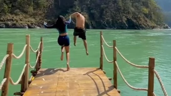 वरुण धवन का हाथ पकड़कर नदी में कूद गई पूजा हेगड़े, आखिर चल क्या रहा है?