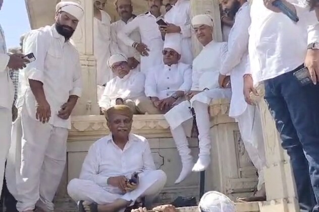 चाचा को अंतिम विदाई देते हुए विश्वराज सिंह मेवाड़