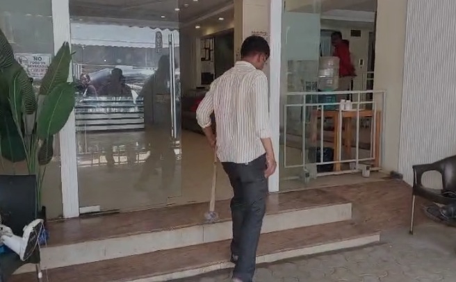 कुणाल कामरा केस में BMC का एक्शन, हथौड़ा लेकर हैबिटेट स्टूडियो पहुंची टीम