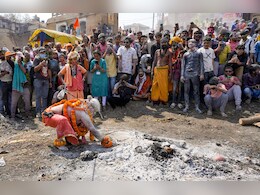 होरी खेले मसाने में! काशी के महाश्मशान में नागाओं की होली, बेहद रोचक है इसकी कथा; तस्वीरों में देखें होरी खेले मसाने में! काशी के महाश्मशान में नागाओं की होली, बेहद रोचक है इसकी कथा; तस्वीरों में देखें