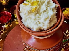 Sheetala Ashtami 2026: शीतला अष्टमी पर माता को लगाएं इन चीजों का भोग, क्यों लगता है बासी खाने के भोग