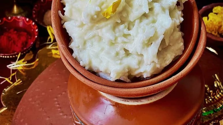 Sheetala Ashtami 2026: शीतला अष्टमी पर माता को लगाएं इन चीजों का भोग, क्यों लगता है बासी खाने के भोग