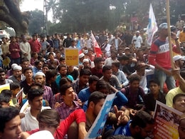 बीड सरपंच हत्याकांड: दिखा बंद का असर, प्रदर्शनकारियों ने जलायी मंत्री धनंजय मुंडे की तस्वीर, की जमकर नारेबाजी  बीड सरपंच हत्याकांड: दिखा बंद का असर, प्रदर्शनकारियों ने जलायी मंत्री धनंजय मुंडे की तस्वीर, की जमकर नारेबाजी