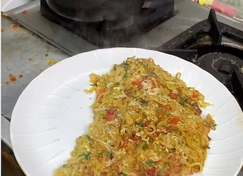 Viral: Maggi Omelette Being Made At A Street Food Stall Gets A Thumbs Down From Foodies Viral: Maggi Omelette Being Made At A Street Food Stall Gets A Thumbs Down From Foodies