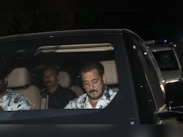 बंदूकधारी सुरक्षारक्षक आणि पोलीस फौजफाट्यासह सलमान-शाहरुख पोहोचले आमिर खानच्या घरी, पण का? Video बंदूकधारी सुरक्षारक्षक आणि पोलीस फौजफाट्यासह सलमान-शाहरुख पोहोचले आमिर खानच्या घरी, पण का? Video