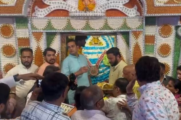 व्‍यापारी ने रींगस में बाबा श्‍याम को सोने का मुकुट दान क‍िया. 