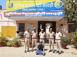 10 साल से फरार कुख्यात अपराधी गिरफ्तार, तस्करी के नेटवर्क को करता था लीड, 2 राज्यों की पुलिस ने रखा था इनाम 10 साल से फरार कुख्यात अपराधी गिरफ्तार, तस्करी के नेटवर्क को करता था लीड, 2 राज्यों की पुलिस ने रखा था इनाम