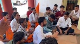 Vidyarthi Parishad : DEO कार्यालय पर ABVP ने किया प्रदर्शन, इनको तीन घंटे तक सुनाया भजन