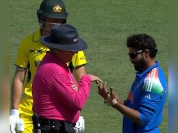 रवींद्र जडेजा के हाथ से बह रहा था खून, फिर भी अंपायर ने हाथ से निकलवा दी पट्टी, आपने देखा? रवींद्र जडेजा के हाथ से बह रहा था खून, फिर भी अंपायर ने हाथ से निकलवा दी पट्टी, आपने देखा?