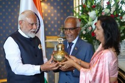 PM Modi Gifts 'Maha Kumbh Jal' To Mauritius President Dharam Gokhool PM Modi Gifts 'Maha Kumbh Jal' To Mauritius President Dharam Gokhool