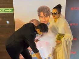 Ibrahim Ali Khan Touches Rekha's Feet At <i>Nadaaniyan</i> Screening