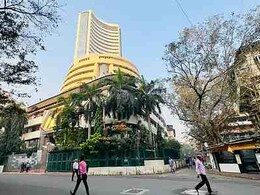 कमजोर वैश्विक संकेतों से स्थानीय बाजार गिरा, वित्त वर्ष में सेंसेक्स पांच प्रतिशत चढ़ा