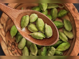 रात को सोने से पहले गुनगुने पानी के साथ चबाकर खा लीजिए 1 हरी इलायची का सेवन, फिर देखिए कमाल