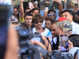 IIFA 2025 में शामिल होने पहुंचे सेलेब्स, शाहरुख खान की स्टाइलिश एंट्री ने बटोरीं लाइमलाइट, कीमती बैग पर टिकी फैंस की निगाहें IIFA 2025 में शामिल होने पहुंचे सेलेब्स, शाहरुख खान की स्टाइलिश एंट्री ने बटोरीं लाइमलाइट, कीमती बैग पर टिकी फैंस की निगाहें