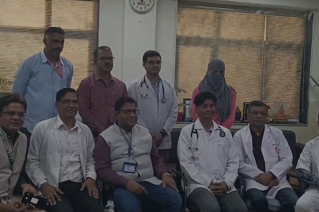 ऑपरेशन करने वाले डॉक्टरों की टीम ऑपरेशन करने वाले डॉक्टरों की टीम