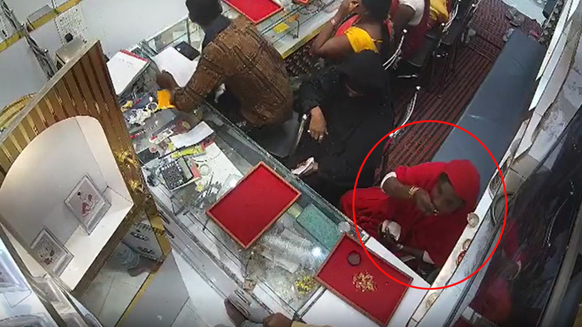 Video: She Came To Buy Jewellery. Was Caught Popping Gold Pieces Into Mouth