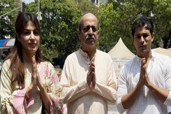 Rhea Chakraborty Visits Siddhivinayak Temple With Family Rhea Chakraborty Visits Siddhivinayak Temple With Family