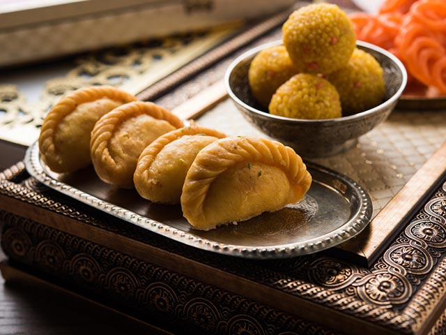 How To Make Perfect Gujiya That Is Crispy And Doesn't Break