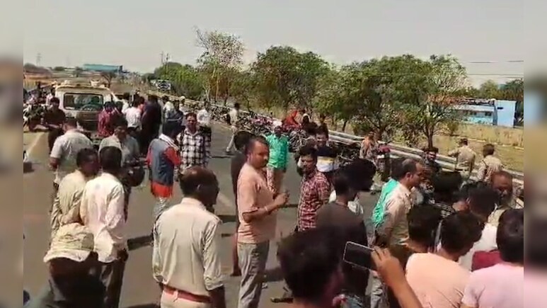 विदिशा में युवती की आत्महत्या के बाद भारी तनाव, गुस्साई भीड़ ने लगाई आग, पूरा गांव छावनी में तब्दील
