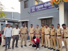 Crime News : फेविक्विकच्या मदतीने ATM मधून लंपास करायचा पैसे; अनेकांना लुटलेल्या आरोपीला बेड्या