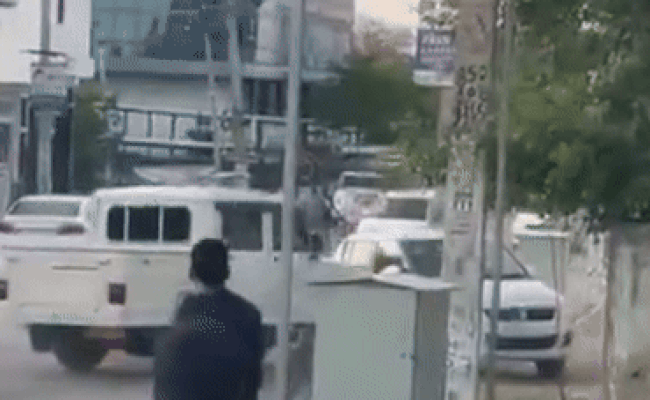 Video: पहले धमकाया, फिर फिल्मी स्टाइल में कार को टक्कर मार दीवार में भिड़ा दिया, वीडियो वायरल