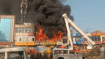 Jaipur Fire Today: जयपुर में यूको बैंक के ऊपर बने फैन बेल्ट के गोदाम में लगी भीषण आग, पुलिस ने ट्रैफिक किया डाइवर्ट