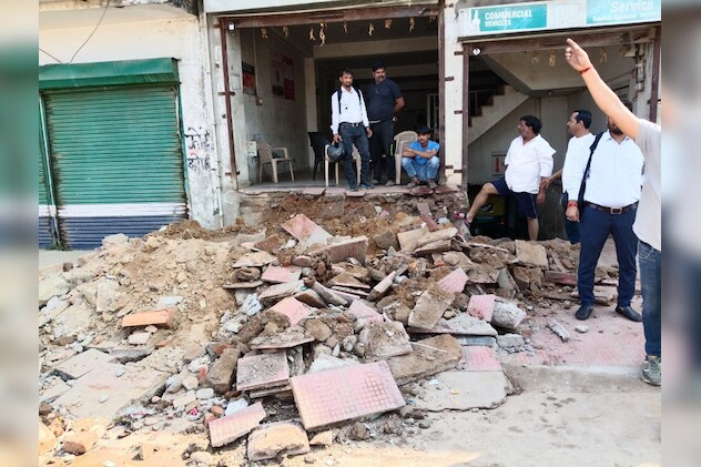 लोगों ने प्रशासन पर नियम विरुद्ध कार्रवाई करने का आरोप लगाया है लोगों ने प्रशासन पर नियम विरुद्ध कार्रवाई करने का आरोप लगाया है