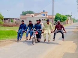 सिर्फ पाकिस्तान में दिखेगा ये नज़ारा... बाइक से बना डाला जुगाड़ रिक्शा, हवा में लटकी दिखी सवारी, बैलेंस देख चक्कर खा गए लोग सिर्फ पाकिस्तान में दिखेगा ये नज़ारा... बाइक से बना डाला जुगाड़ रिक्शा, हवा में लटकी दिखी सवारी, बैलेंस देख चक्कर खा गए लोग