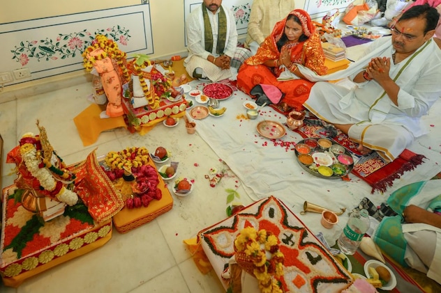 सीएम अवास में घटस्थापना करते हुए सीएम अवास में घटस्थापना करते हुए