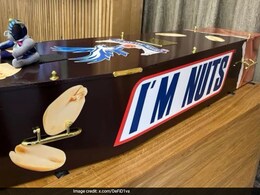 आखिरी ख्वाहिश पूरी...स्निकर्स-थीम वाले ताबूत में हुआ अंतिम संस्कार, परिवार ने अनोखे अंदाज में दी विदाई आखिरी ख्वाहिश पूरी...स्निकर्स-थीम वाले ताबूत में हुआ अंतिम संस्कार, परिवार ने अनोखे अंदाज में दी विदाई